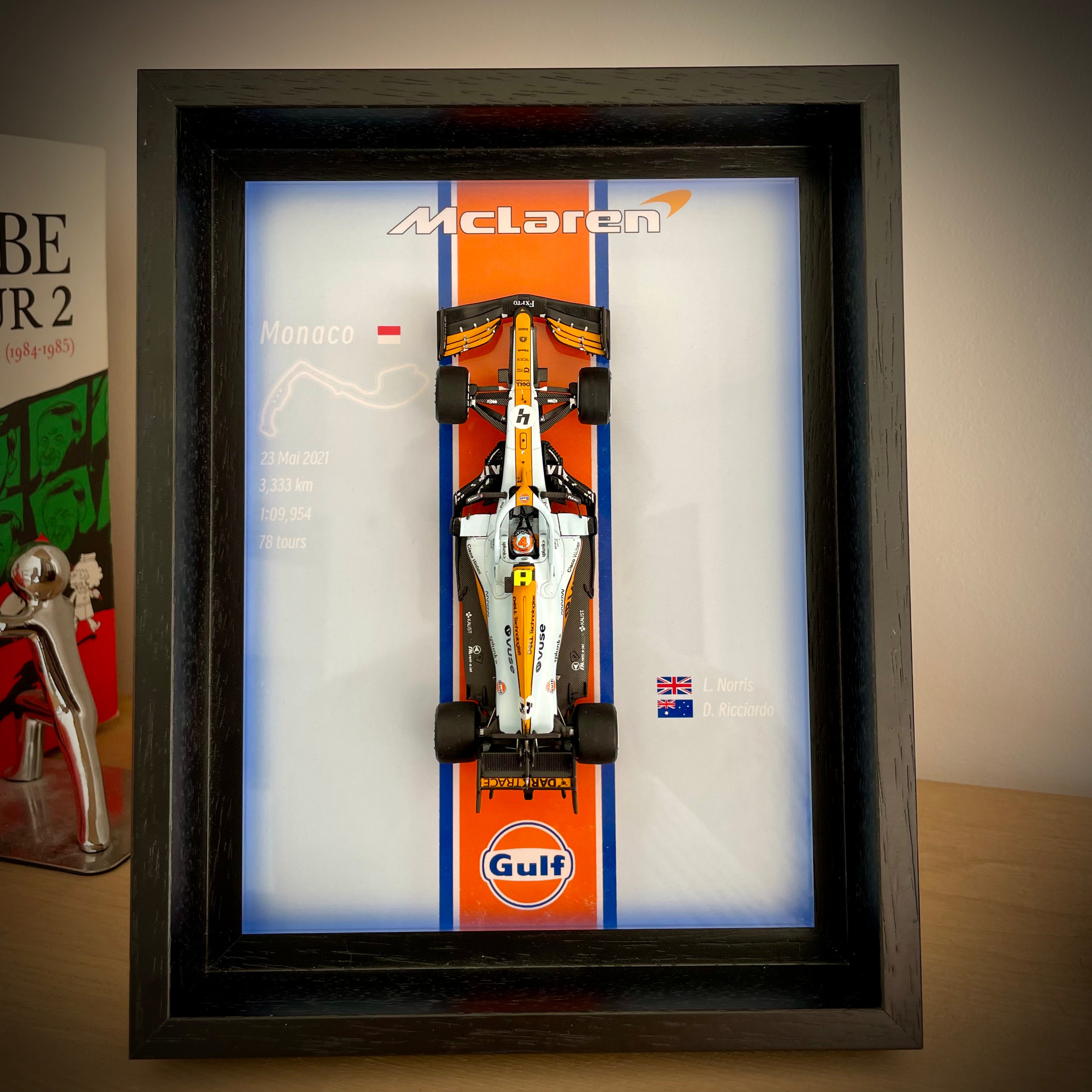 Cadre d'Exposition pour Miniature F1 - Édition Mclaren 2021 Monaco livrée Gulf